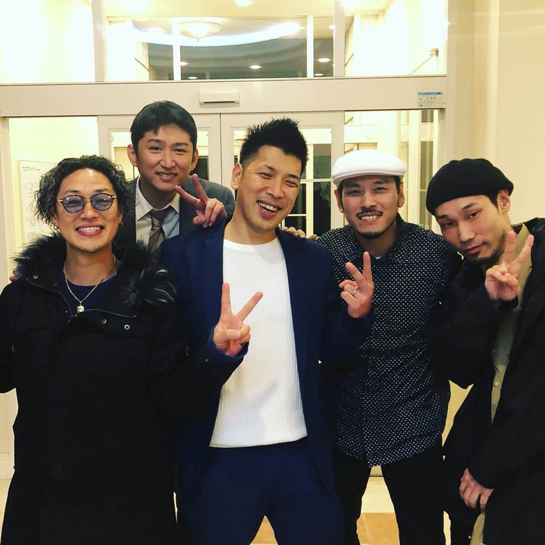 RYO the SKYWALKERのインスタグラム：「今日は結婚式二次会で歌わせて頂きました🎤 ナオヤ＆ユキさんご結婚おめでとうございます！🎉 w/ 寿君、BANTY FOOT JUN、新郎ナオヤ、RAM HEAD #wedding #奈良」