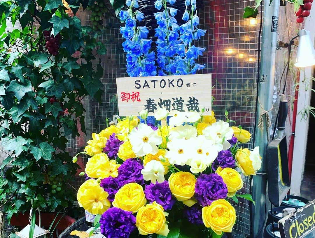 SATOKOさんのインスタグラム写真 - (SATOKOInstagram)「個展打ち上げライブ、ありがとうございましたっ(๑˃̵ᴗ˂̵)チョー楽しかったです♡写真は途中からわたしが妹に変わります。笑 4/12にまたやる事に…詳細はまたお知らせします♡ガールズトリオ楽しいっ(*´Д｀*)♡#yuka_ri #末永華子 #春さんから可愛いお花頂いた #うれしみざわ」2月23日 23時10分 - fc_satoko