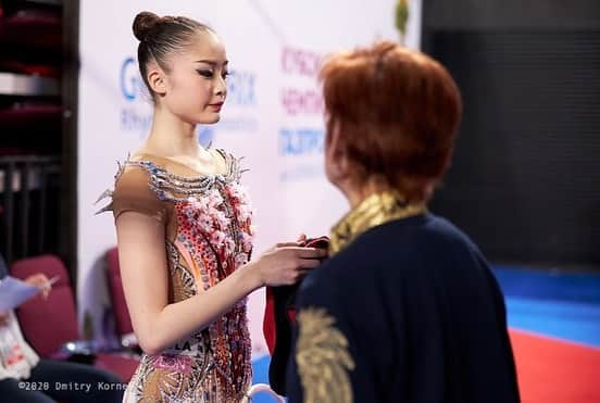 皆川夏穂さんのインスタグラム写真 - (皆川夏穂Instagram)「A few seconds before the competition…🙏﻿ ﻿ ﻿ ﻿ ﻿ いつも試合直前には、血流が良くなるようナーディア先生に耳を強く押してもらいます🤝✨﻿ ﻿ ﻿ ﻿ ﻿ ﻿ #rhythmicgymnastics #新体操  #roadtotokyo2020  #感謝の気持ち ❤︎」2月23日 23時11分 - kaho_minagawa0820