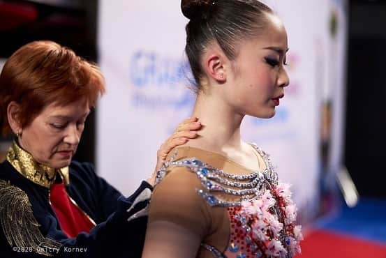 皆川夏穂のインスタグラム：「A few seconds before the competition…🙏﻿ ﻿ ﻿ ﻿ ﻿ いつも試合直前には、血流が良くなるようナーディア先生に耳を強く押してもらいます🤝✨﻿ ﻿ ﻿ ﻿ ﻿ ﻿ #rhythmicgymnastics #新体操  #roadtotokyo2020  #感謝の気持ち ❤︎」