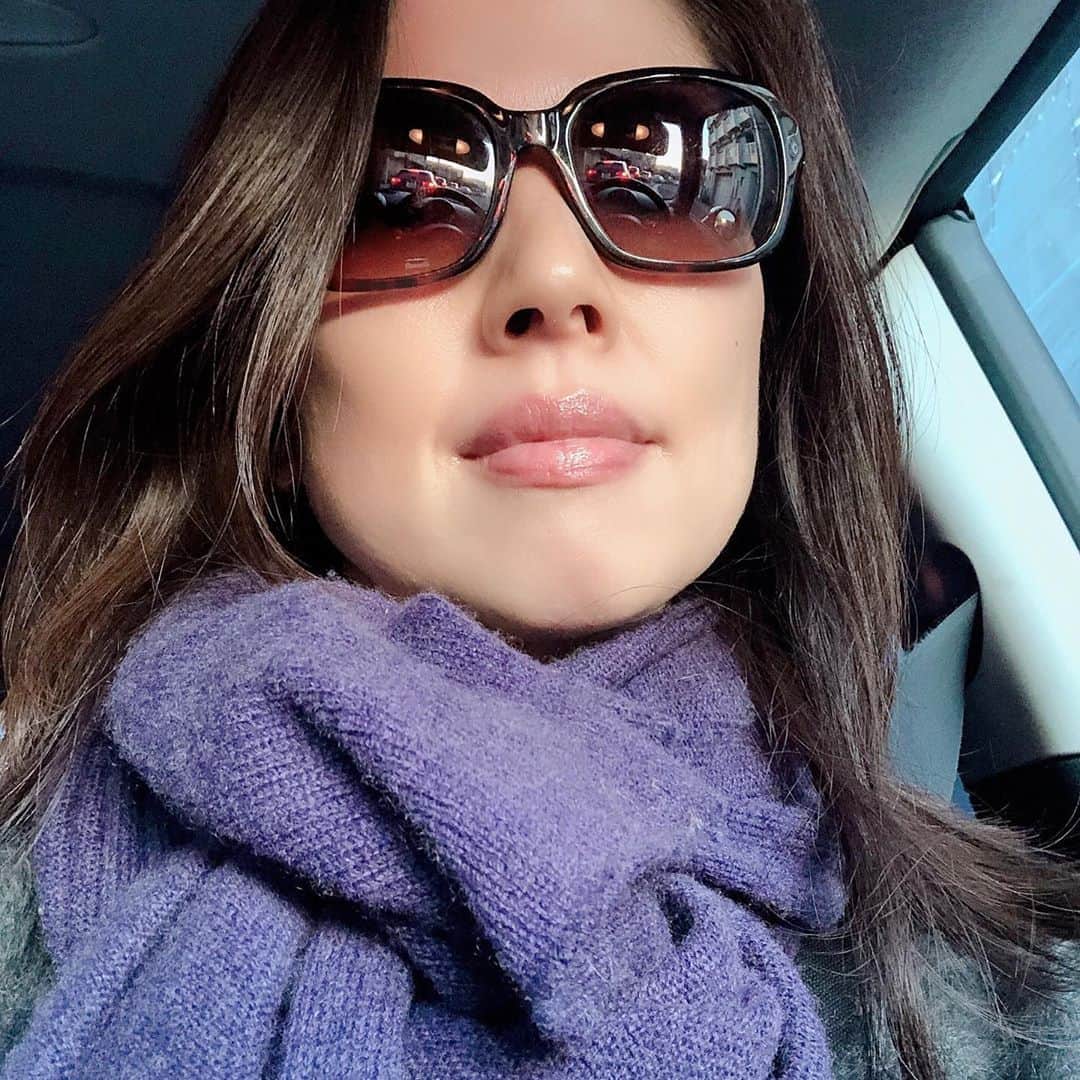 のインスタグラム：「日差しが強くなって来ましたね☆ サングラスを掛けると、物すごい勢いで［イカつく］なるアタシです(￣∇￣)うふ。 ・ カットが上手だなぁ〜と思う美容師さんに出会うたびに、皆さんその後ヨーロッパに旅立たれるんです、、😹 ・ なので、新しい方にお願いするのがなかなか勇気が出なくて、9カ月ぶりに髪の毛切りました😅でもきっとわかる人居ないだろうなぁ。 ・ #サングラス #怖くなる笑  #9カ月ぶりに #髪の毛切りました」