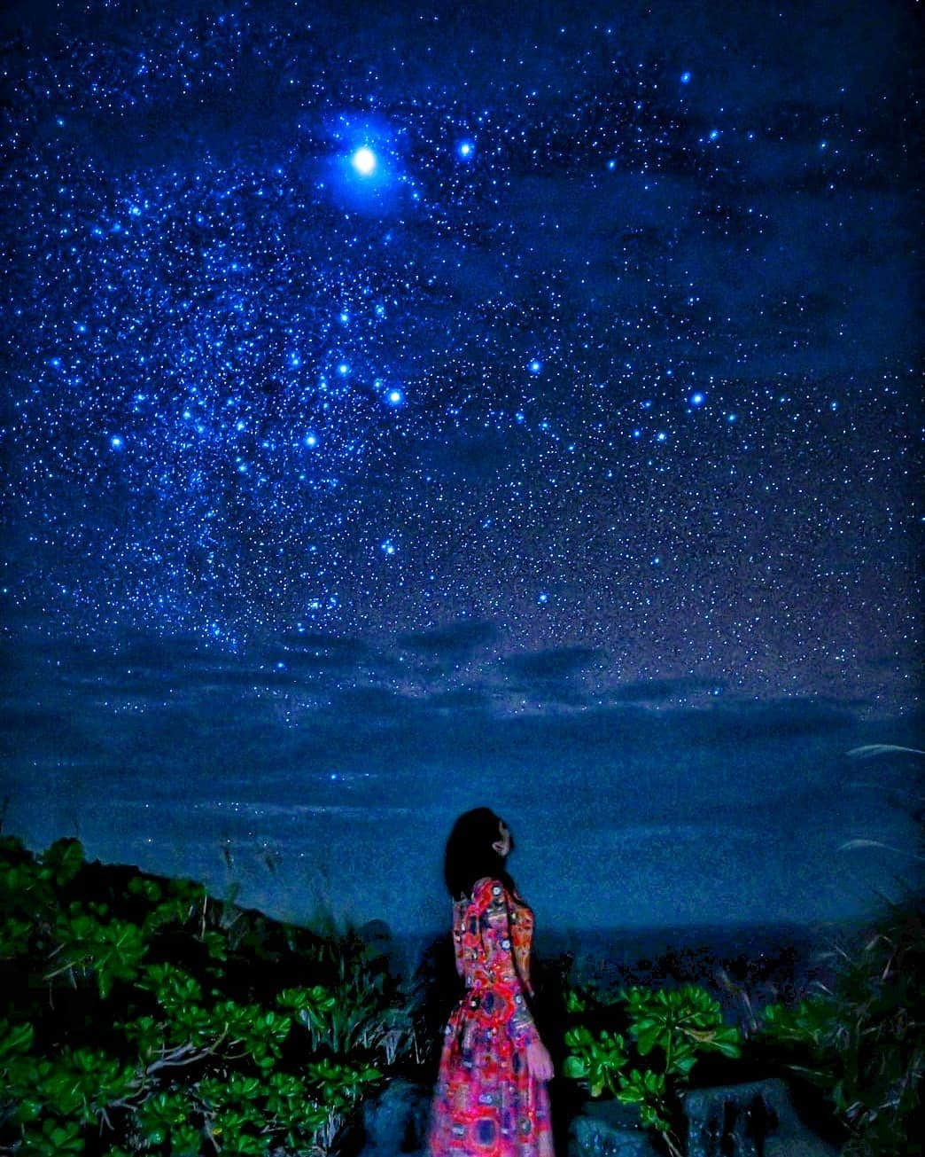 芳美リンさんのインスタグラム写真 - (芳美リンInstagram)「久米島は星空も素晴らしい！﻿ ﻿ ﻿ カメラマン﻿ 越後谷隆芳さん﻿ @takayoshi2 ﻿ その日の天候に合わせて星空の見れるスポットに連れて行ってくれます👏﻿ この日は、#鳥の口　という場所で撮影しました。﻿ ﻿ ﻿ 満点の星空を眺めていると、パワーがチャージされていくようですね★﻿ なんて、ちょっとロマンチックぶってみたり。☺﻿ ﻿ ﻿#久米島観光協会#sponsored﻿﻿ #家出旅#一人旅#女子旅﻿ #久米島#星空#星空撮影﻿ #沖縄#kumejima#okinawa﻿ #旅したくなるフォト #japantrip #旅行 #travelstagram #旅人 #lynn_trip #旅 #travelme #travel #trip #traveler #トラベラー ﻿ #旅好きな人と繋がりたい﻿ #travelholics﻿」2月23日 23時15分 - lynn.lynn5