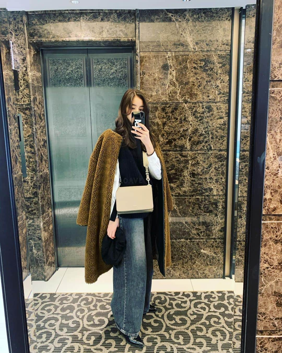 新木優子さんのインスタグラム写真 - (新木優子Instagram)「私服 coat : @murua_official  knit vest : @hm  shirt : @hyke_official  denim : @johnlawrencesullivan_official  shoes : @coach  bag : @fendi」2月23日 23時18分 - yuuuuukko_