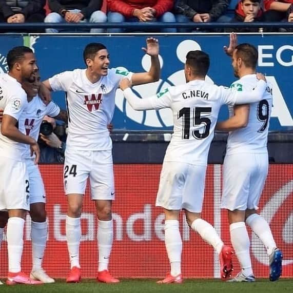 ロベルト・ソルダードのインスタグラム：「¡Gran partido de todo el equipo y seguimos sumando! ¡Nada es imposible con trabajo y entrega! Que bonito volver a la que fué mi casa.  #VamosmiGranada #EternaLucha 🔴⚪」