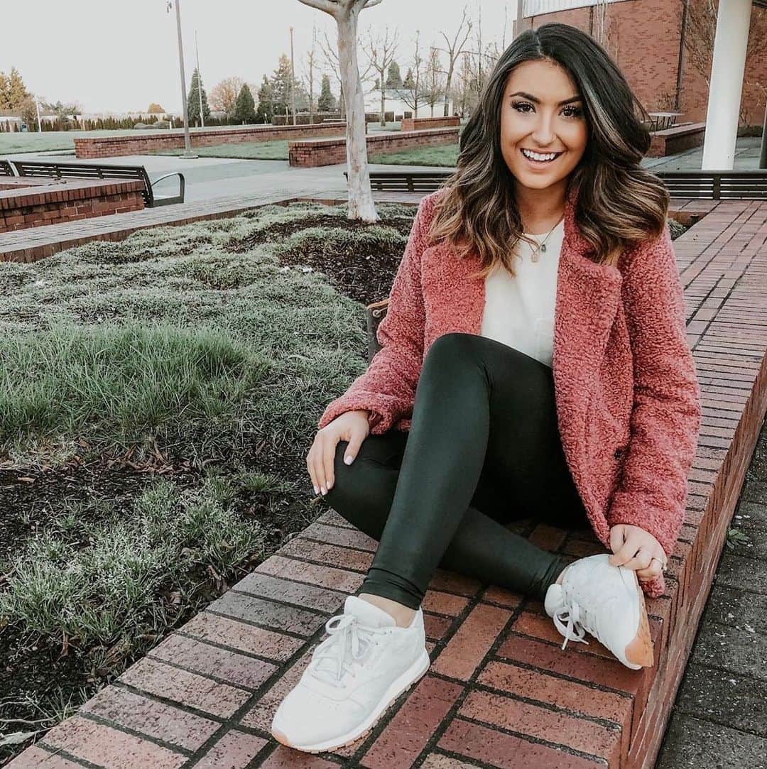 ロック&リパブリックのインスタグラム：「@kristen_coffelt masters the comfy-but-cool look. 💕 Tap to shop her @lclaurenconrad teddy coat. #lclaurenconrad #Kohls」