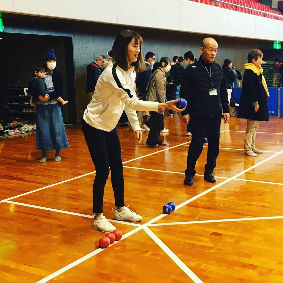 寺川綾さんのインスタグラム写真 - (寺川綾Instagram)「高松市市制施行130周年記念事業、高松スポーツ・健康感謝祭2020に参加させていただきました💡 スイムレッスンでは、およそ100人の子供たちと一緒にプールで楽しい時間を過ごしました🏊‍♂️🏊‍♀️ みんな真剣だし素直だし本当可愛い😍そして吸収力が素晴らしい👏子供たちの可能性は無限大ですね✨ レッスンの後は、スポーツ・健康感謝祭というだけあり、弓道、ボルダリング、卓球、バドミントン、カーリング、ボッチャなどなど、色んな体験をさせていただきました😁 その他にも、聖火のトーチの展示や、握力測定に柔軟性の測定も🎶ほんとに盛り沢山〜🤣 明日は筋肉痛ですね😎 こんなに1日で色んなスポーツを体験できて、皆んなで楽しめる😊こういう機会がもっともっと増えると嬉しいな🌞 お世話になった高松市の皆さん、関係者の皆さん、ありがとうございました🙏 #高松市 #スポーツ健康感謝祭2020 #ミズノ #スイムレッスン #スポーツ体験 #明日は筋肉痛になるでしょう💁‍♀️」2月23日 23時23分 - terakawaaya_official