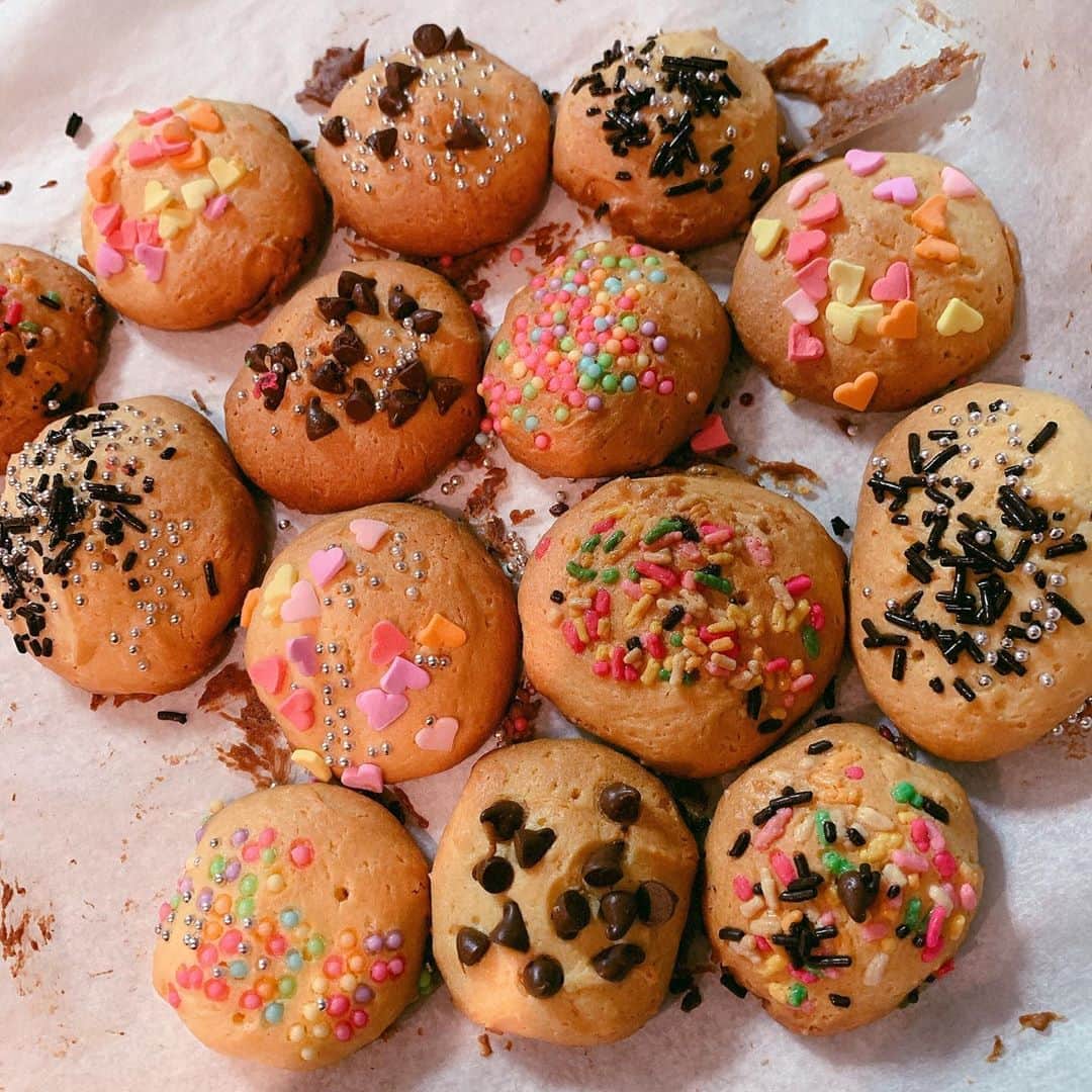 平野綾さんのインスタグラム写真 - (平野綾Instagram)「とんでもなく遅いバレンタイン🎂💕﻿ ﻿ 人生で初めてクッキーとケーキを作りました‼️﻿ しかも同じ日に笑。﻿ ﻿ 集中すると止まらないのがお菓子作りにも……笑。﻿ ﻿ ﻿ まぁ、派手派手な仕上がりになりました🤣﻿ ﻿ 美味しかったぁ❤️﻿ ﻿ ﻿ ﻿ ﻿ #バレンタイン #バレンタインデー﻿ #valentinesday﻿ #ケーキ #cake #クッキー #cookie﻿ #ayahirano #平野綾」2月23日 23時24分 - a_ya.hirano