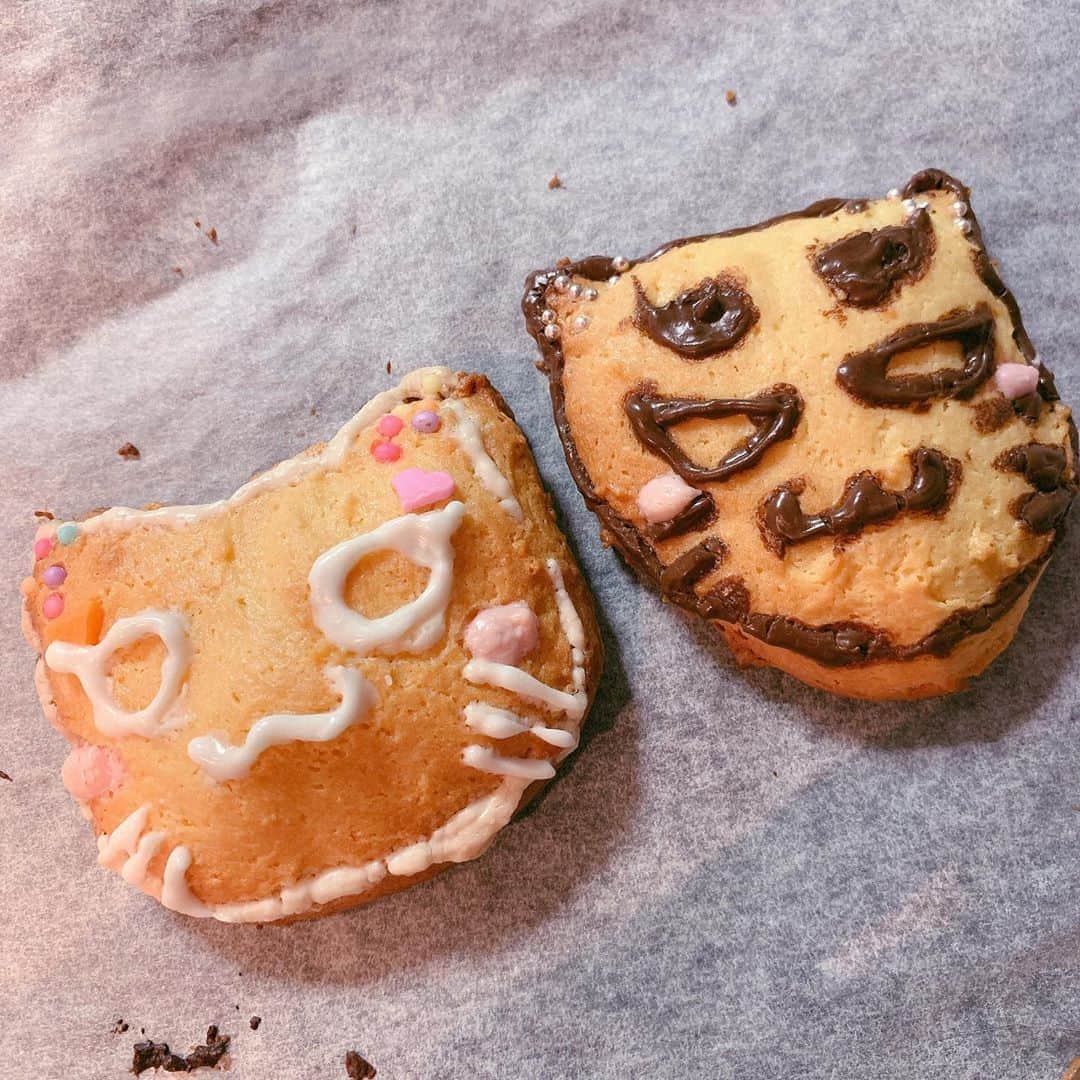 平野綾さんのインスタグラム写真 - (平野綾Instagram)「とんでもなく遅いバレンタイン🎂💕﻿ ﻿ 人生で初めてクッキーとケーキを作りました‼️﻿ しかも同じ日に笑。﻿ ﻿ 集中すると止まらないのがお菓子作りにも……笑。﻿ ﻿ ﻿ まぁ、派手派手な仕上がりになりました🤣﻿ ﻿ 美味しかったぁ❤️﻿ ﻿ ﻿ ﻿ ﻿ #バレンタイン #バレンタインデー﻿ #valentinesday﻿ #ケーキ #cake #クッキー #cookie﻿ #ayahirano #平野綾」2月23日 23時24分 - a_ya.hirano