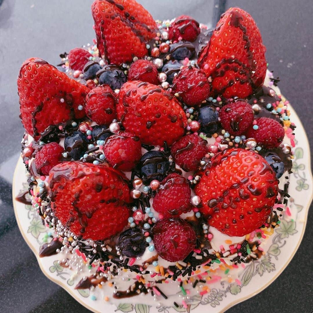 のインスタグラム：「とんでもなく遅いバレンタイン🎂💕﻿ ﻿ 人生で初めてクッキーとケーキを作りました‼️﻿ しかも同じ日に笑。﻿ ﻿ 集中すると止まらないのがお菓子作りにも……笑。﻿ ﻿ ﻿ まぁ、派手派手な仕上がりになりました🤣﻿ ﻿ 美味しかったぁ❤️﻿ ﻿ ﻿ ﻿ ﻿ #バレンタイン #バレンタインデー﻿ #valentinesday﻿ #ケーキ #cake #クッキー #cookie﻿ #ayahirano #平野綾」