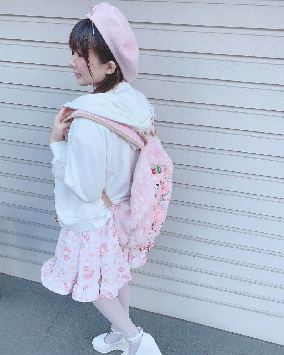 椎名ひかり（ひかりん）さんのインスタグラム写真 - (椎名ひかり（ひかりん）Instagram)「プリメロで甘甘ラフなゆめかわコーデ  ラブリーフリフリワンピースだけど、リュックとベレー帽でカジュアルに＋！少しやんちゃ感を  このベレー帽は魔法少女感もでますね  母上のまゆみ💕😈が、手作りしてくれたゆめかわベアーリュック‼️自作自演工作工作工作 ‪  ラブリーなコーデした時に使おうと思ていたが中々ゆめかわファッションしな‬かたからのぉ最近はのぅ  かわゆいのに🧸💕あまり出してあげれる場がなくなてしもうて懺悔だし心が痛いお  母上はクマさんを人体改造するのが趣味らよ世界に一個だけの一点物手作りリュックだメイドメイドオーダーメイド  プリメロ共々、ストアーズに出します〜ｗｗｗｗｗｗｗｗｗｗヽ(｡>▽<｡)ﾉ✨✨箱学ぶっつぶしまーす！！！！！ デュエルスタンバイしておいてメロ🐰💖 #code #fashion #ootd #devilish #マーズ　#プリメロ　#マイメロ　#sanrio  #ゆめかわコーデ　#リズリサ　#stores #今日の私服 #今日の服 #カジュアルコーデ #私服 #コーディネート #プチプラコーデ #プチプラ#着まわし #着まわしコーデ　#PrincessMelody #lizlisa #魔法少女コーデ」2月23日 23時27分 - pikarin_shiina