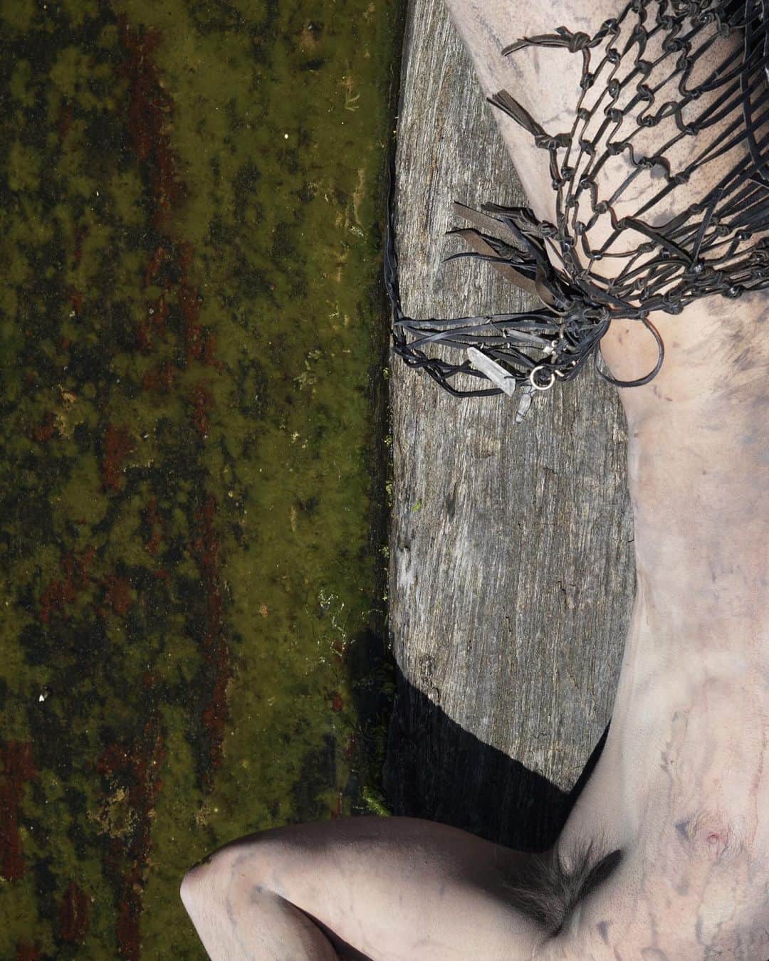 カーター・スミスのインスタグラム：「Tidepool + Woven leather loincloth + Watercolor body paint 🌒」