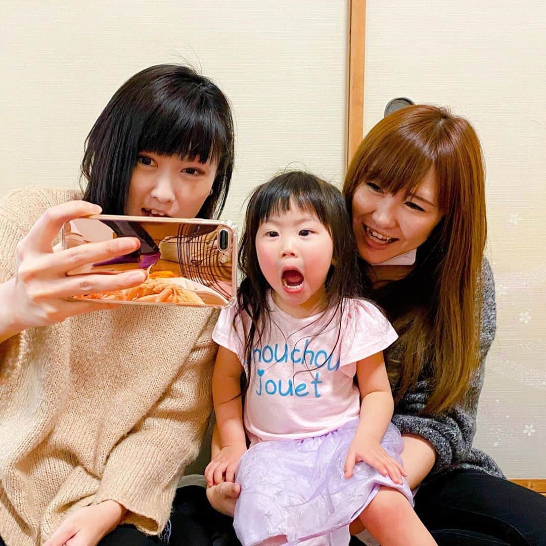 太陽チャンネルのインスタグラム：「みんながカニ食べに来てくれた～😂😂😂💕今しか食べられないレア🦀食べて貰えて嬉しかったです🥺 みんなからおみやもらって逆にすみませんて感じ😭💕 ロボさんからはお菓子、ココロマンさんからはお肉、ファーストさんからはみんなでおそろのRCWBもらっちゃいましたーん😭💕今朝HPチェックしてほしいと思ったやつでめっちゃ嬉しかったです😭😭💕 ぽことたくさんあそんでくれてありがとう💕おーしゃんの背中に乗せてたのめっちゃ笑った😂 とりあえずみんなフォートナイトはまりすぎ！！😙😛 また遊びに来てね♡♡♡ #ロボットチャンネル #ココロマンちゃんねる #ファーストキッズtv #太陽チャンネル #若松葉ガニ #RCWB #おそろ」