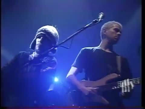 荒井 結生 Yuki Araiのインスタグラム：「「Just Another Story」Jamiroquai (1995) Live in Ebisu  ミョンミョンと謎に中毒性のあるサウンド、ちょこちょことみんなの見せ場があるのが嬉しい。  相変わらず自分の出番がない曲では盛り上げ役に徹するディジュリドゥ奏者のWallis Buchanan。(緑のTシャツを着て踊ってる黒人) かわいい。」
