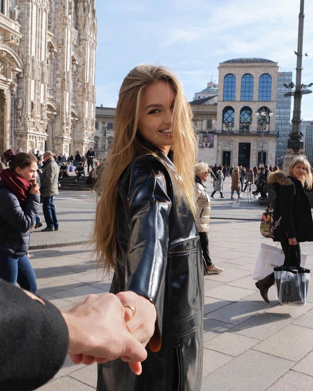 ロミー・ストリドのインスタグラム：「Always holding my hand, every fashionweek, since 2010 @laurensvleeuwen 🖤」