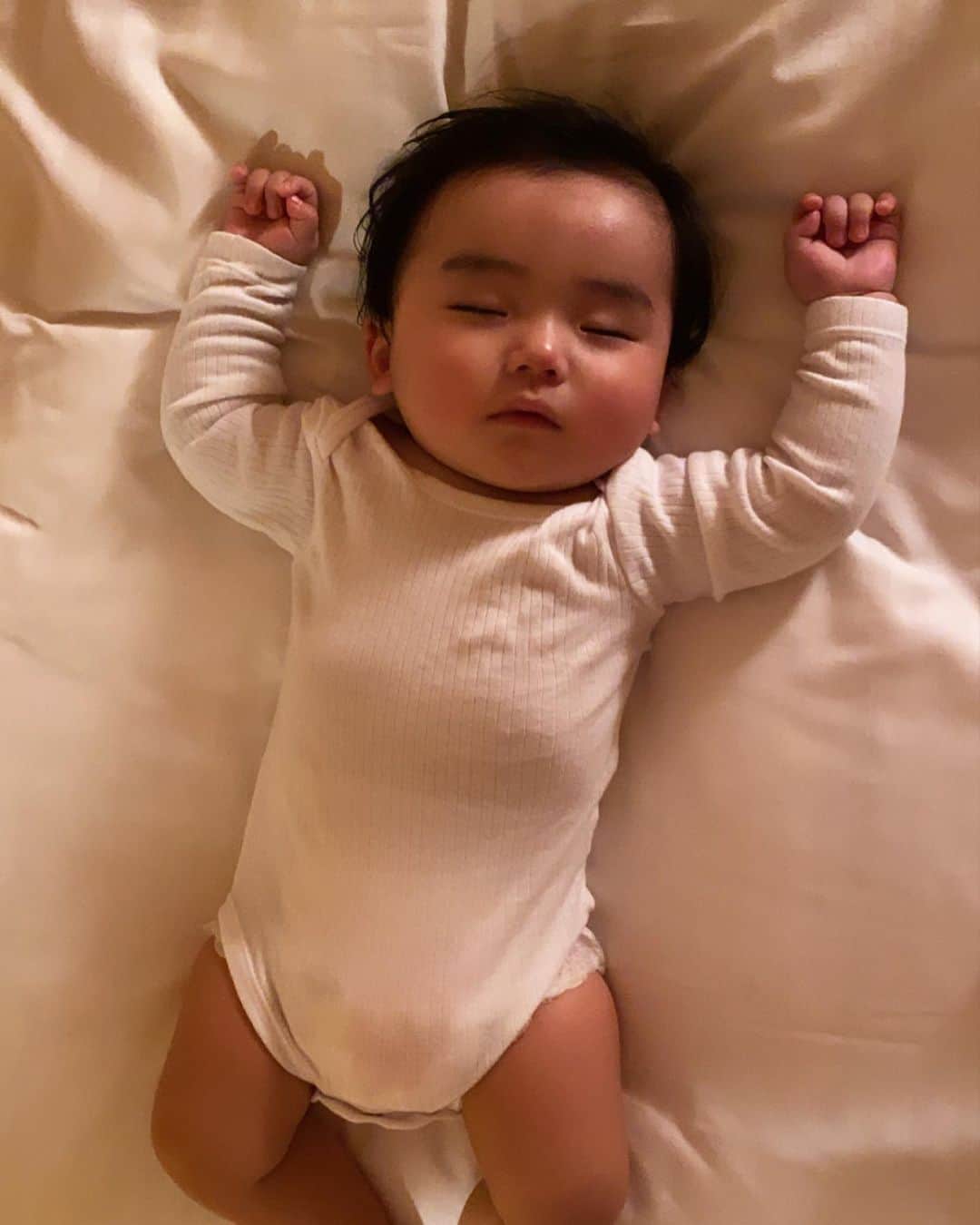 嵜本将光 のインスタグラム：「今日でちょうど9ヶ月  ほんと子供の成長は早くて、どんどん出来る事が増えて嬉しい反面、もうちょっと赤ちゃんでいて欲しくも思う^_^  #息子#9ヶ月#男の子#男の子baby #男の子パパ #ファミリー#家族#家族写真#family #familyphoto」