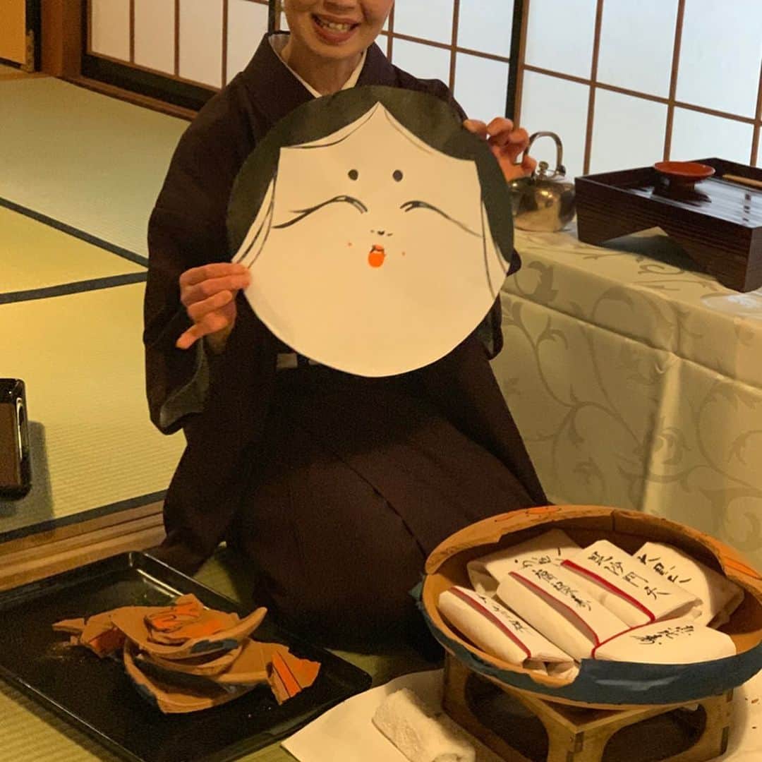 沢瀉美緒さんのインスタグラム写真 - (沢瀉美緒Instagram)「※ Special edition for us💛 . 年に何度か開催される、 嵐山吉兆さんでの特別懐石✨ . ご主人や女将さんのお点前で お濃茶やお薄が戴けるのも この席ならではです🍃 . そして、とっても楽しみにしてる 懐石料理がこちら💁‍♀️ . 子年なので、打ち出の小槌にねずみ。 . ◆八寸 お昆布の旨味が含まれた ぐじの昆布締めは絶品 ◆自家製の胡麻豆腐と蛤のお吸い物 ◆車海老と寒ブリ 辛味大根ポン酢とお昆布を揚げたんが 美味しかった ◆壬生大念佛厄おとし〜と唱えた焼物 このお魚の焼物大好き✨ ◆鰻と生湯葉 ◆お肉と粕ご飯 ◆水菓子 やっぱりどれも美味しく、 楽しいひととき💛 . 数年前、割らせて頂いたのが懐かしく お料理はその時とは少し違って 被らないのが素晴らしい👏 . . #kimonomio #kimono #和装 #着物 #arashiyama #嵐山 #嵐山吉兆 #京都吉兆 #ミオログ #千總 #訪問着 #道明 #加藤萬」2月24日 0時08分 - mio_omodaka