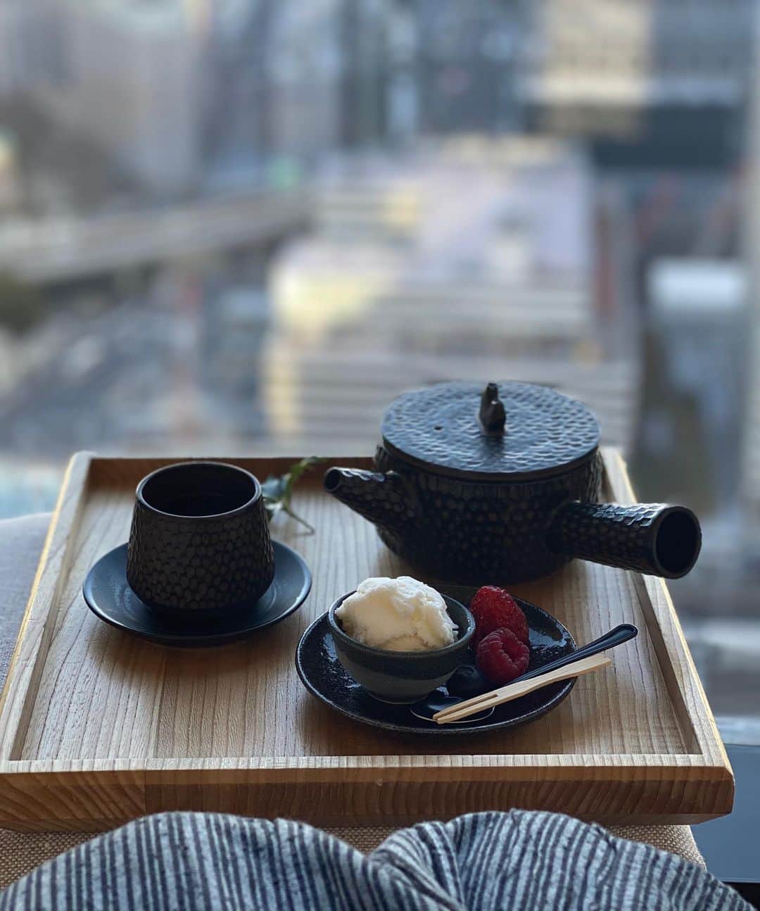 小澤名代さんのインスタグラム写真 - (小澤名代Instagram)「東京で1番好きなSPA @aman_tokyo  今日はブータン王国のアマンコラから来日された日本人の鍼灸師・霊気師、風間あきなさんのトリートメントを受けに♡  軽く体に触れただけで、わたしの脈や体の不調の場所を明確にあて、またわたしが消化が苦手な食べ物までズバリ。  霊気を体におくって、診を取り、体を触り、顔相をみて、時には、腹、舌、手相もみて鍼灸を中心に体を治療をしてくれます。  とっても疲れていて体もむくみを感じていたのですが、終わった後は体が循環して、不調の部分がなくなったのを感じました。  天空を見下ろしながら、素敵なアロマに包まれ身も心もデトックス✨  女磨きがんばろ♡  #amantokyo #aman #amanspa #beautyday#treatmentday#spa#healing#relaxtime #ブータン王国#アマンコラ#アマン東京 #スパ#霊気ヒーリング #霊気療法 #東洋医学#鍼灸#カッピング#お灸#ホテルスパ」2月24日 0時11分 - ozawanayo