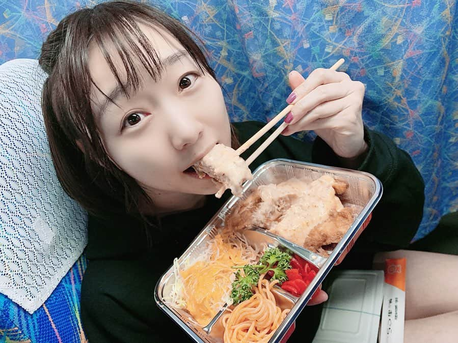 須田亜香里さんのインスタグラム写真 - (須田亜香里Instagram)「やっぱ食べてる時の私が一番イケてると思う👼w  1.2枚目はライブ終わりの宮崎から大分に向けてのすっぴん移動飯写真。 2日間の宮崎で3食目のチキン南蛮いただきました❤️ . . 2月22日(土) 宮崎入り ワケありメンバーでご飯 （MCで話した。笑） . ↓ . 2月23日(日) #ske48全国ツアー宮崎 本当に楽しかった。 遠い地で待っていてくれた皆、遠征してくれた皆、熱量すごかった。 会いたい気持ちをためておくって偉大🌼 感動で力がわくって感覚味わったよ。 ありがとう！また皆でくるから待っててね！ . ↓  イマココ . 2月24日(月) #ske48全国ツアー大分 . . #宮崎グルメ #宮崎 #チキン南蛮 #味のおぐら #宮崎放送 様 #ヨーグルッペ #ヨーグルッペマンゴー  #ありがとうございました」2月24日 0時23分 - akarisuda