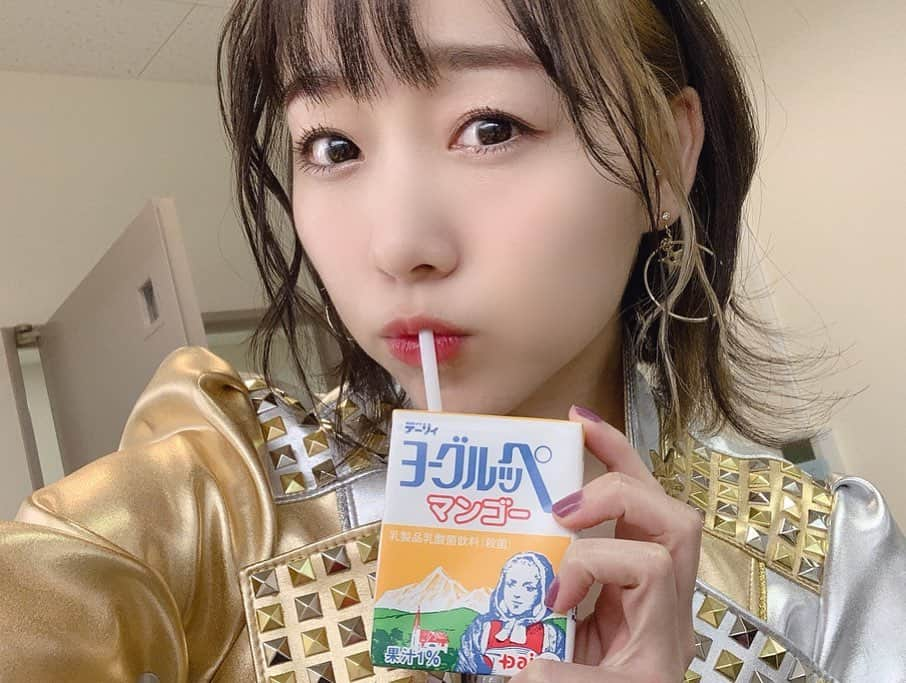 須田亜香里さんのインスタグラム写真 - (須田亜香里Instagram)「やっぱ食べてる時の私が一番イケてると思う👼w  1.2枚目はライブ終わりの宮崎から大分に向けてのすっぴん移動飯写真。 2日間の宮崎で3食目のチキン南蛮いただきました❤️ . . 2月22日(土) 宮崎入り ワケありメンバーでご飯 （MCで話した。笑） . ↓ . 2月23日(日) #ske48全国ツアー宮崎 本当に楽しかった。 遠い地で待っていてくれた皆、遠征してくれた皆、熱量すごかった。 会いたい気持ちをためておくって偉大🌼 感動で力がわくって感覚味わったよ。 ありがとう！また皆でくるから待っててね！ . ↓  イマココ . 2月24日(月) #ske48全国ツアー大分 . . #宮崎グルメ #宮崎 #チキン南蛮 #味のおぐら #宮崎放送 様 #ヨーグルッペ #ヨーグルッペマンゴー  #ありがとうございました」2月24日 0時23分 - akarisuda