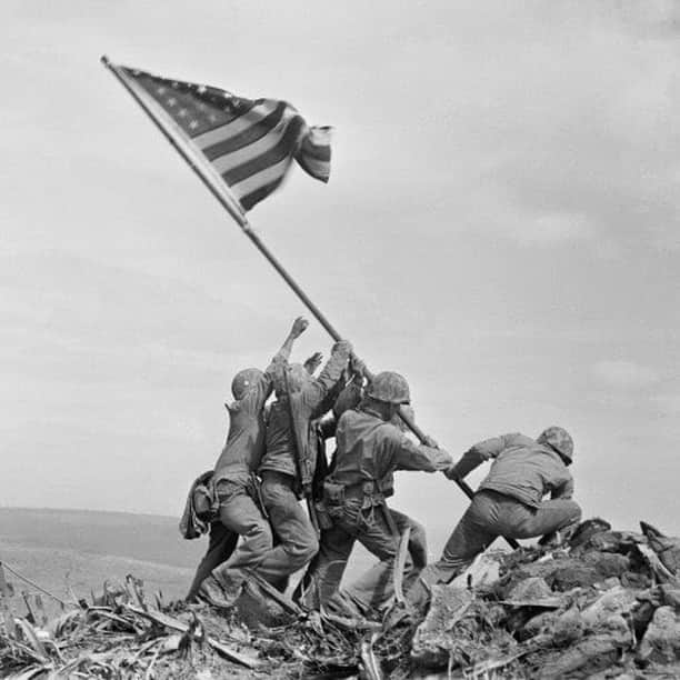 アメリカ海兵隊さんのインスタグラム写真 - (アメリカ海兵隊Instagram)「Uncommon Valor was a Common Virtue  Seventy-five years ago today during the Battle of #IwoJima75, Marines claimed Mount Suribachi and raised the American flag at its summit, creating an unforgettable and iconic moment in American history and patriotism. #WeAreIwo.  #History #Marines #Military #MilitaryHistory #USMC」2月24日 0時23分 - marines