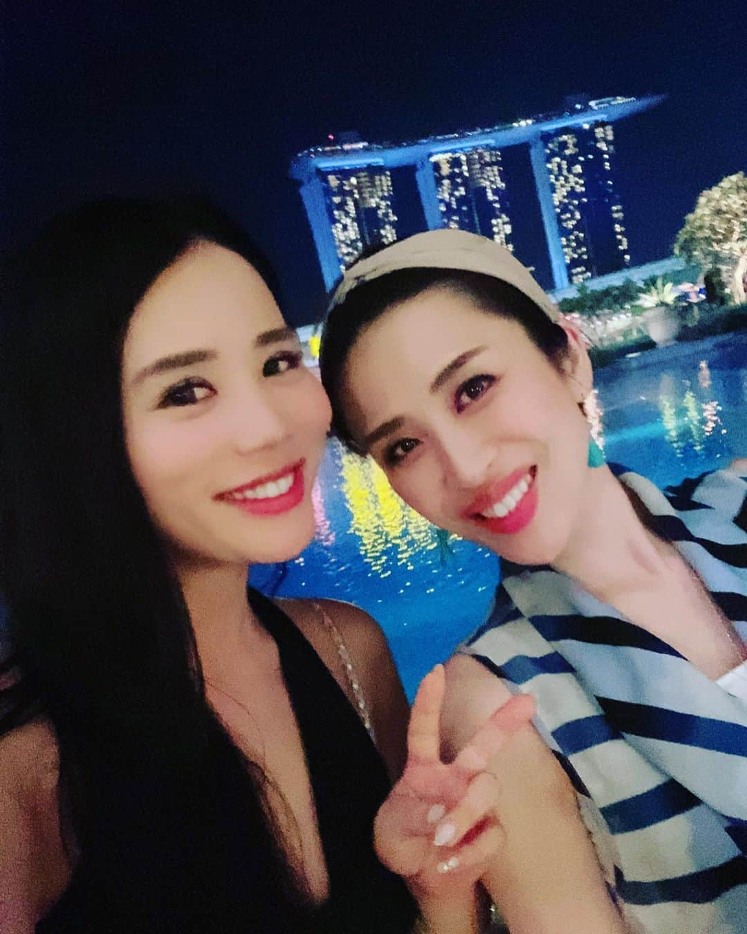 鈴木涼美のインスタグラム：「Girl’s night out in Singapore. #lantern #fullertonbayhotel #marinabaysands #singapore #japanesegirl」