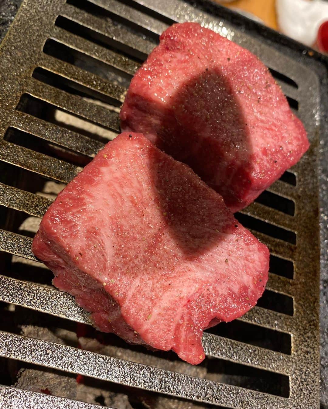 酒井瞳さんのインスタグラム写真 - (酒井瞳Instagram)「肉！肉！！肉！！！ごはんー！！！！ もぉ。。、幸せです。 美味しいものを食べると笑っちゃうよね(о´∀`о) #焼肉 #肉 #美味しい #幸せ #いただきます #ごちそうさまでした🙏 #食べるの好きな人と繋がりたい #いっぱい食べていっぱい動く」2月24日 0時29分 - s.sakaihitomi