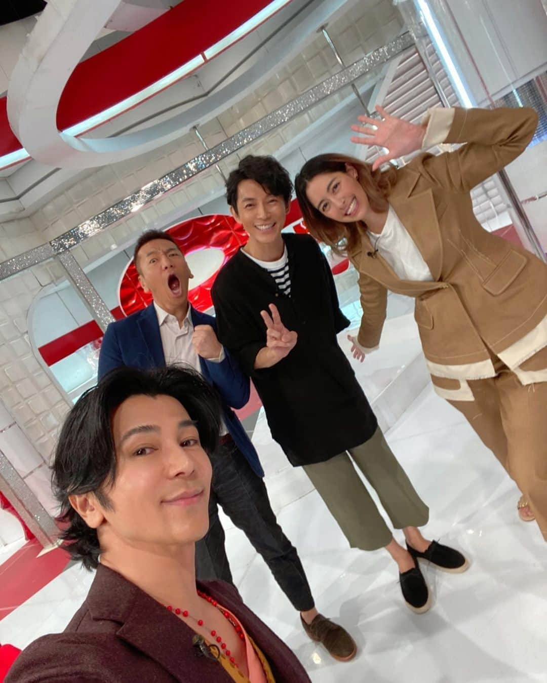 武田真治さんのインスタグラム写真 - (武田真治Instagram)「2020.2.23.#日本テレビ『#おしゃれイズム』をご覧に頂いた皆様ありがとうございました📺　おしゃれなお三方との楽しい時間でした☆ 観覧席の皆様とも📸　今回ロケでお世話になった#FlyStation さん、イケメンインストラクターさん、ありがとうございました！　ハマりそうです‼︎ また伺いまーす(^O^) #武田真治」2月24日 0時29分 - shinji.takeda