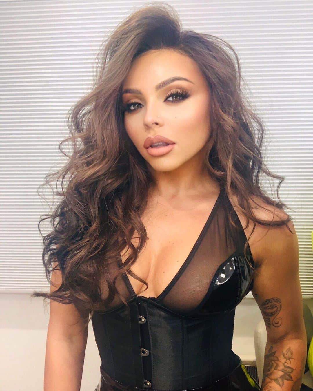 ジェシー・ネルソンのインスタグラム：「Hi 🖤」