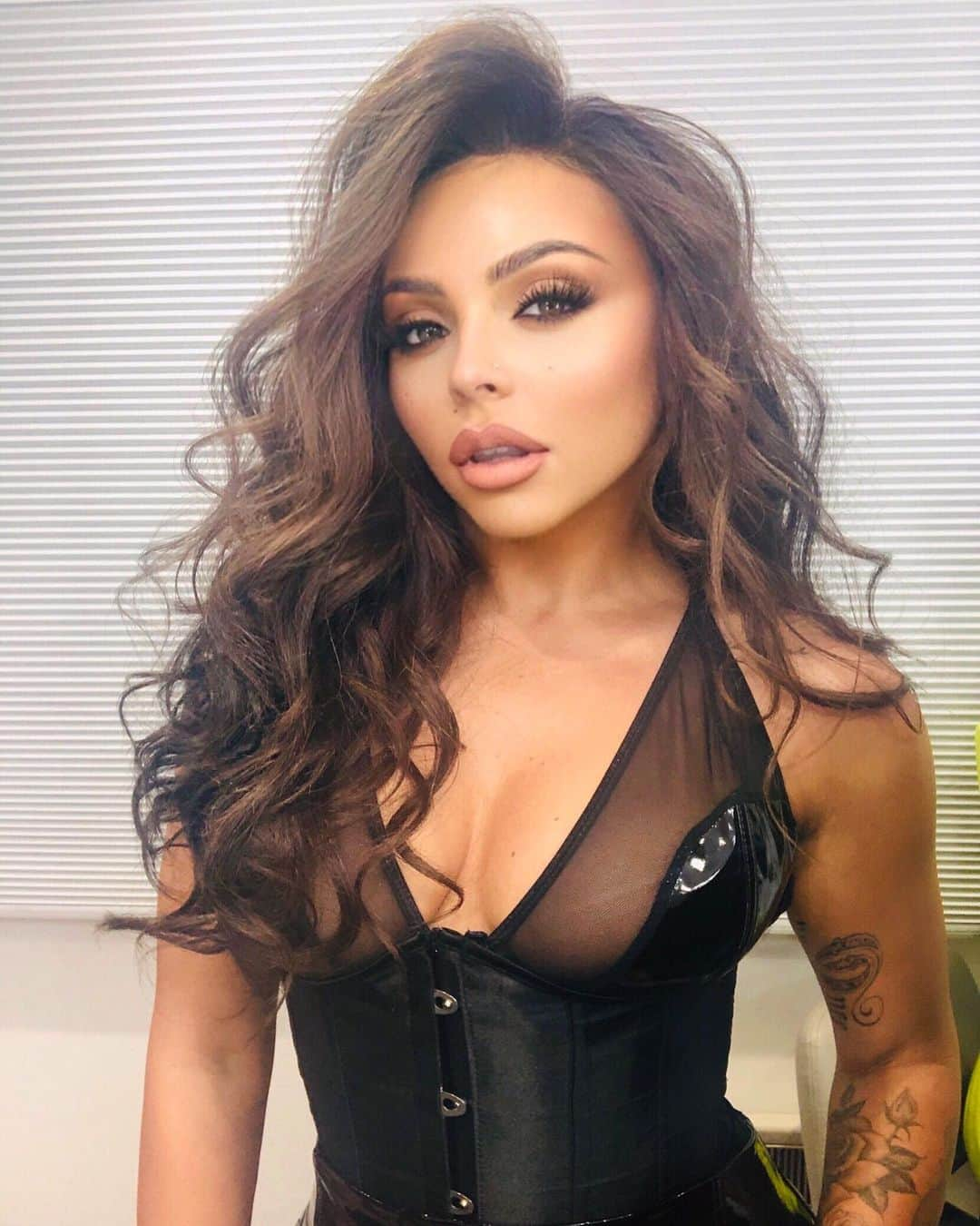 ジェシー・ネルソンさんのインスタグラム写真 - (ジェシー・ネルソンInstagram)「Hi 🖤」2月24日 0時47分 - jesynelson