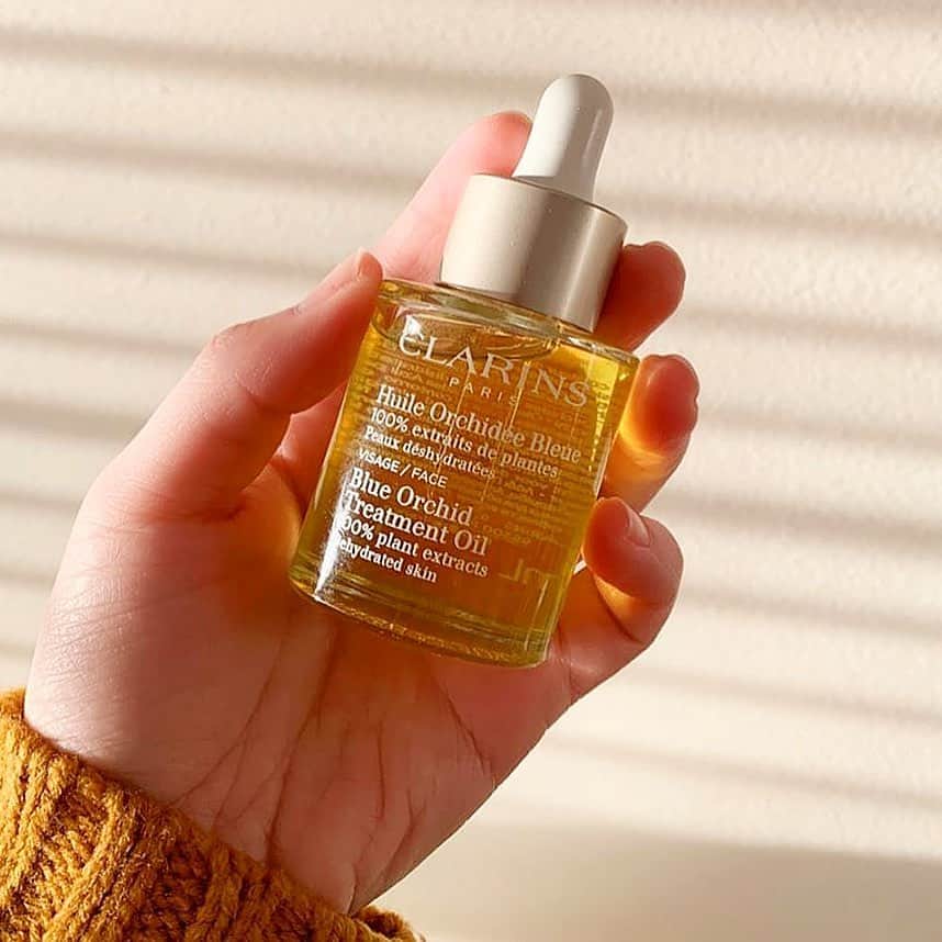 CLARINSさんのインスタグラム写真 - (CLARINSInstagram)「If your skin is feeling dehydrated during winter time, try our Blue Orchid Treatment Oil - formulated with 100% blend of essential oils including Blue Orchid and Patchouli to help restore radiance, tone and vitality to moisture-deprived skin.  #ClarinsSkincare #FaceOil . 📷: @mooiemin_」2月24日 0時59分 - clarinsusa