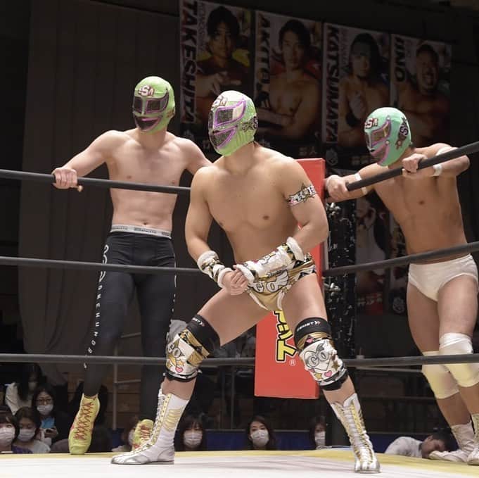 青木真也のインスタグラム：「コロナウイルス対策にマスク。#青木真也 #プロレス#DDTプロレス#平田一喜#東京GO#大和ヒロシ#後楽園ホール」