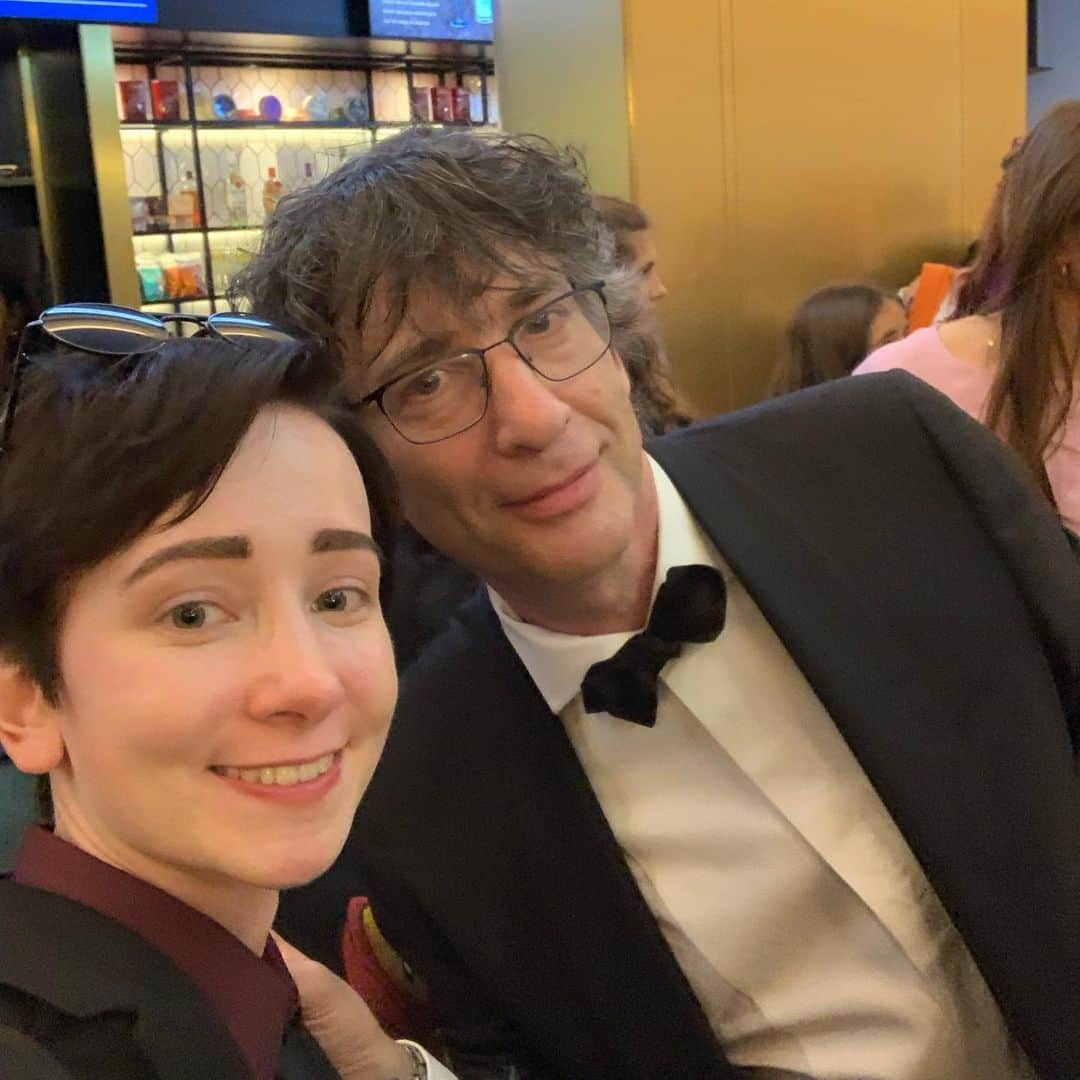姫沢のインスタグラム：「Throwback to meeting Neil Gaiman at the #GoodOmens premiere! (I already took out my yellow contacts, so incomplete Crowley)  #goodomenscosplay #goodomenspremiere #neilgaiman」