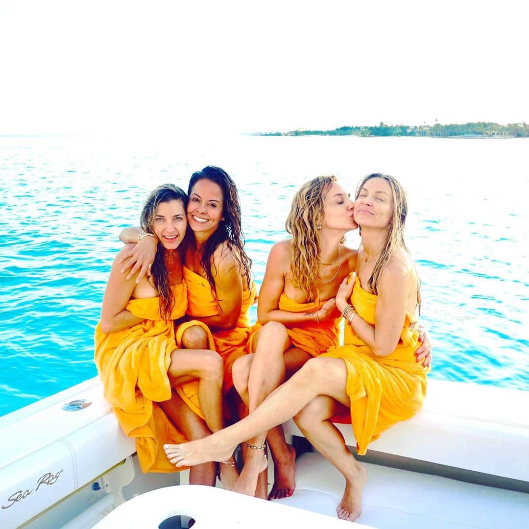 ブルック・バークさんのインスタグラム写真 - (ブルック・バークInstagram)「🧡🧡🧡🧡 👭✨👩🏼‍🤝‍👩🏾. You are the sum of the handful of people you surround yourself with.」2月24日 1時19分 - brookeburke