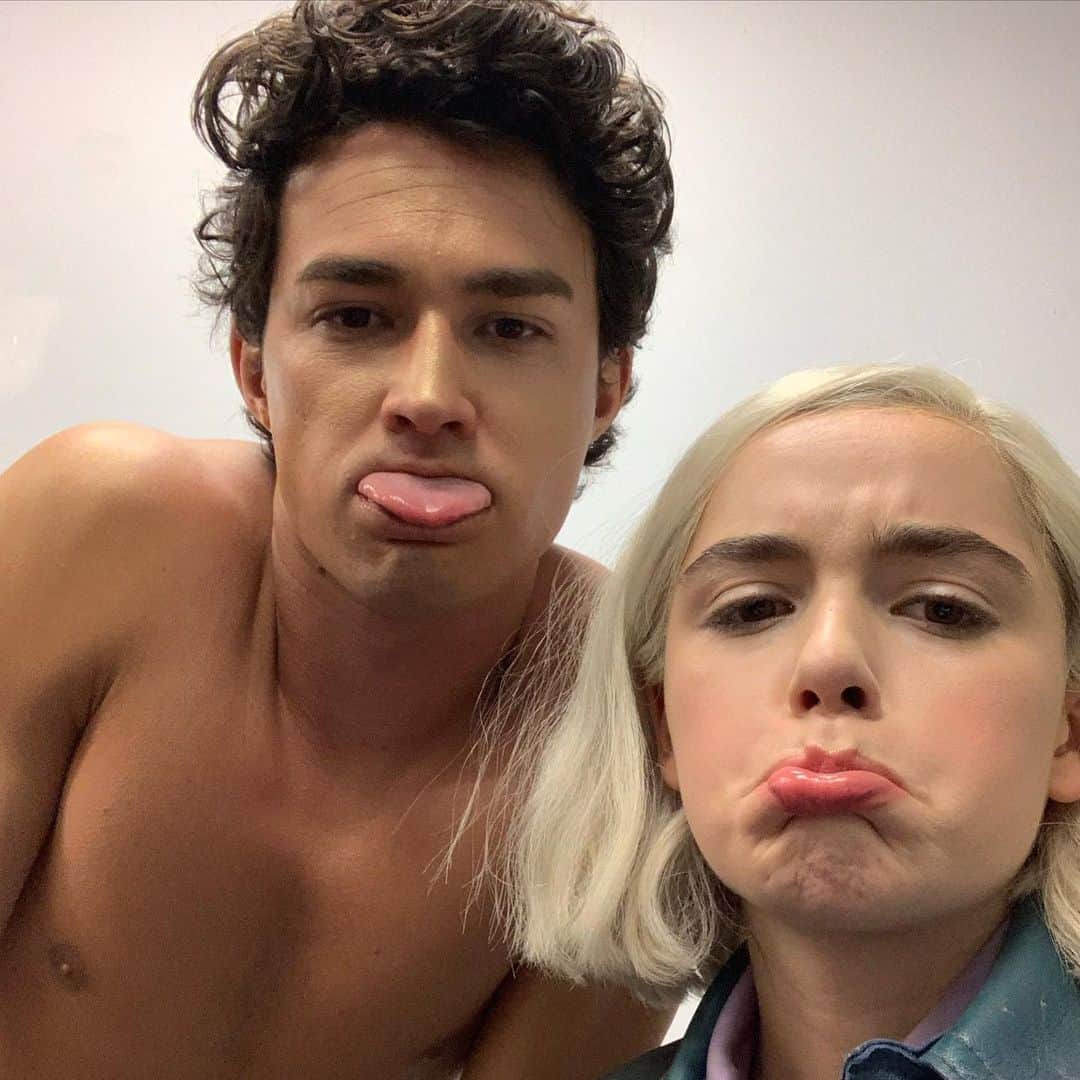 キーナン・シプカのインスタグラム：「Bye bye for now, @sabrinanetflix ❤️」