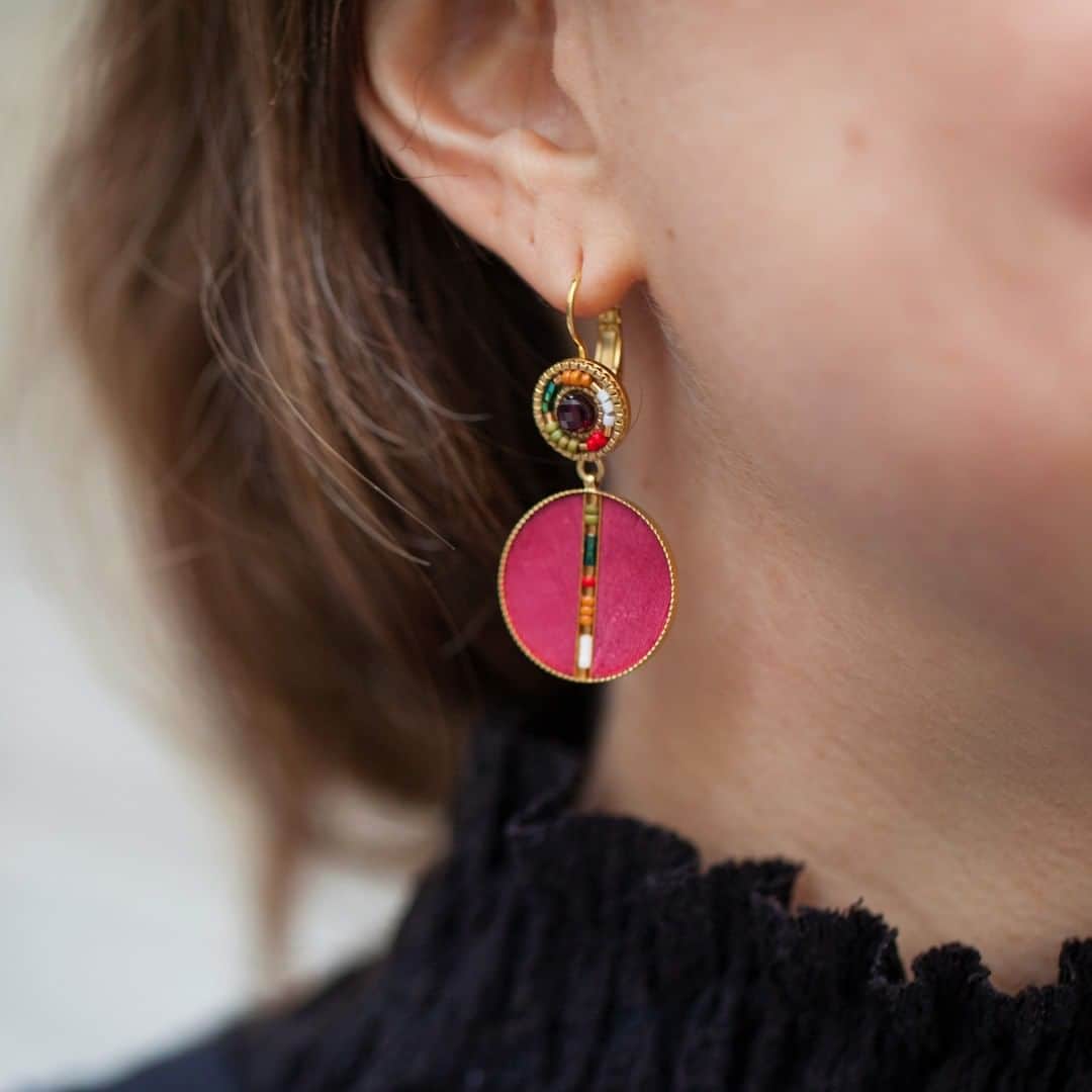 のインスタグラム：「Invitation au voyage avec ces boucles d’oreilles aux couleurs chatoyantes」