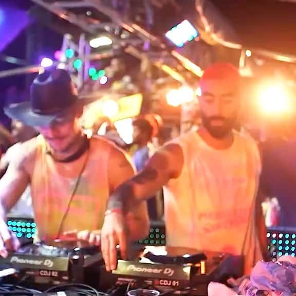 メジャー・レーザーのインスタグラム：「o ano só começa depois do carnaval」