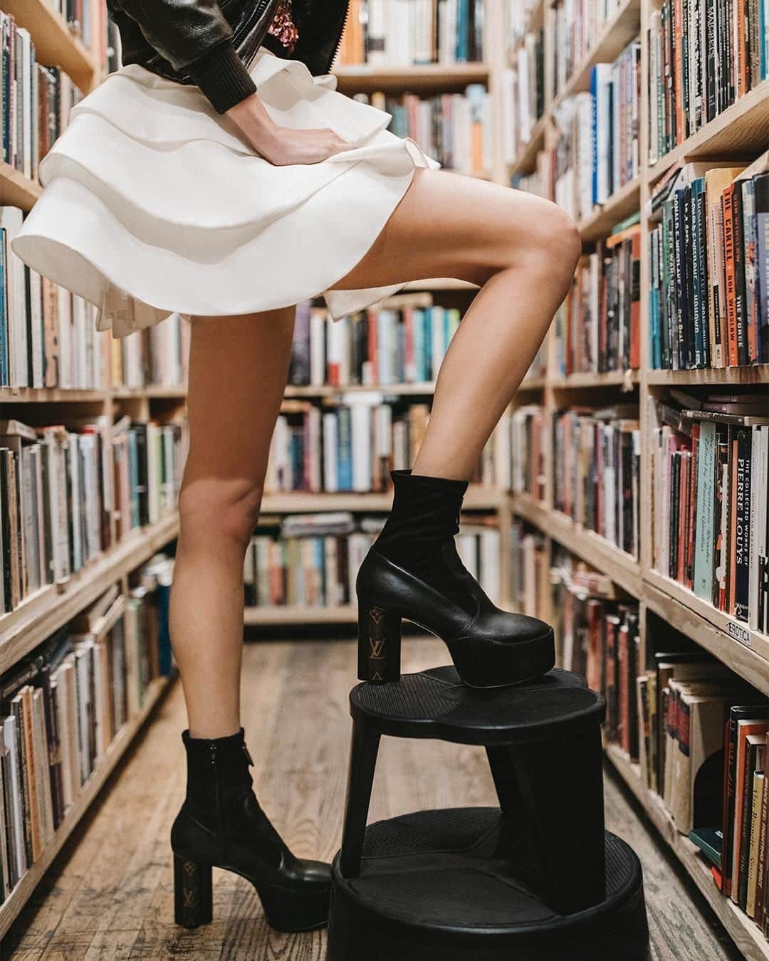 ルイ・ヴィトンさんのインスタグラム写真 - (ルイ・ヴィトンInstagram)「Extra height. @LeandraMCohen wears the Podium Ankle Boots from @NicolasGhesquiere’s latest #LouisVuitton Collection. Explore the full range of styles via link in bio.」2月24日 2時00分 - louisvuitton