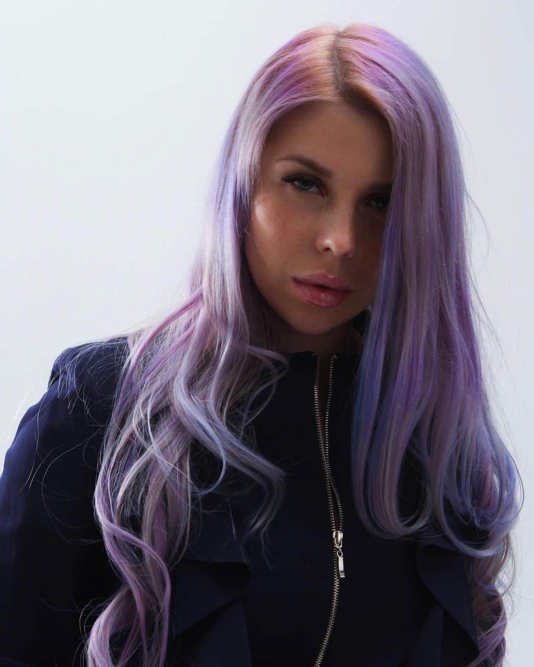 ALINA AKULAのインスタグラム：「Мне все фиолетово, в хорошем смысле этого слова😉💜 Рассказывайте, как далеко заходили ваши эксперименты с волосами?) #positivevibes  #violethair」