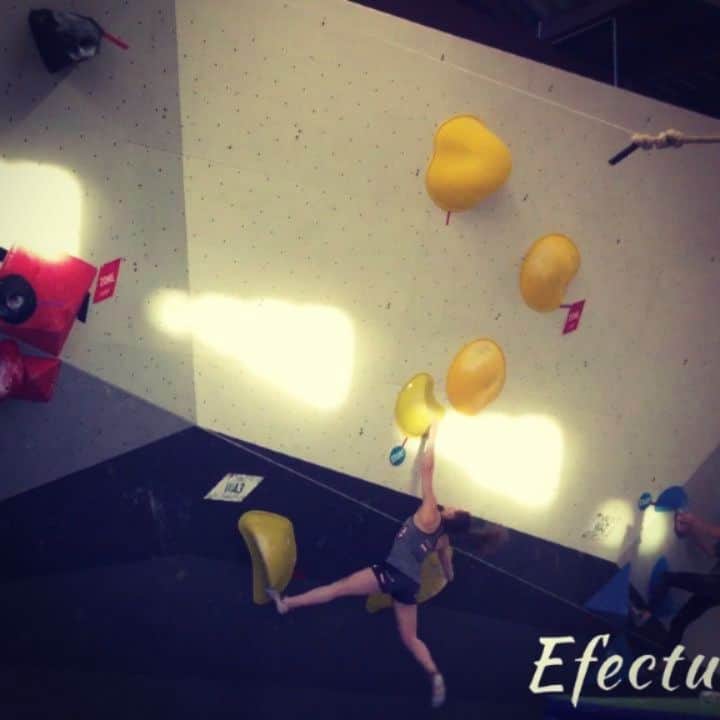 ハンナ・シューベルトのインスタグラム：「It sucks when you fall matching the top hold🙄 If it happens in your flash attempt on a powerful bloc that hasn't seen a lot of tops and you're too tired afterwards to get back up there it sucks even more🤦‍♀️ If it happens to you again on another Boulder in the next round it sucks the most😂 Well yes that was how my Boulder team selection looked like🤷‍♀️ Got high up on some hard boulders but couldn't keep my shit together to finish them😂 Anyway I think I can get a lot of positive aspects out of my climbing in the last 2 days and it was nice to see some improvements in my boulder skills :) 🎥 : @austriaclimbing Had to speed up the 2nd video as I was in there for ages😂」