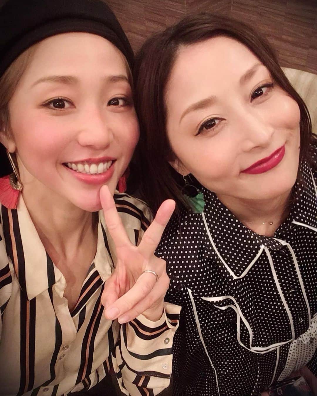藍さんのインスタグラム写真 - (藍Instagram)「勝美くん♡愛梨ちゃん結婚おめでとうー！！ Mr.洛南のKTくんこと勝美くんの結婚式にサプライズライブしてきました😍♬ 相変わらずヤンチャで無邪気なお兄ちゃんたちのおかげで会場はめっちゃ賑やかでした🤣 でも相変わらず熱い人たちで、熱い厚い友情も見せてもらって、この日のために再結成して作られた曲には泣かされたよう😭✨ 愛梨ちゃんのお母さんへの手紙も胸がいっぱいになりました😭❤️ 自分が母親になって日々色んな瞬間にお母さんこんなことしてくれてたんやなぁ…と尊敬と感謝の気持ちが出てくるんやけど、きっと息子を持つ愛梨ちゃんも今やから溢れる気持ちを手紙にしてたと思うので、勝手に色々共感してまた泣きそうになってました😂  今日は懐かしかったし楽しかったし嬉しかったし、私たちにとってもすごくいい日になりました😊 勝美くん、声かけてくれてありがとう😆 そして引き続き、明るく楽しい家庭を築いてください😊✨ * * *  そして、早紀ちゃんお疲れ様😊 お母さんありがとう😌 虎と歌瑠多もホンマお利口さんやった👏ありがとう🥺 * * *  #結婚式 #happywedding #結婚式ライブ #アンマー〜母唄〜 #LifetimeRespect-女編- #Mr.洛南 #RSP #SAKI #藍」2月24日 2時01分 - matsuoai