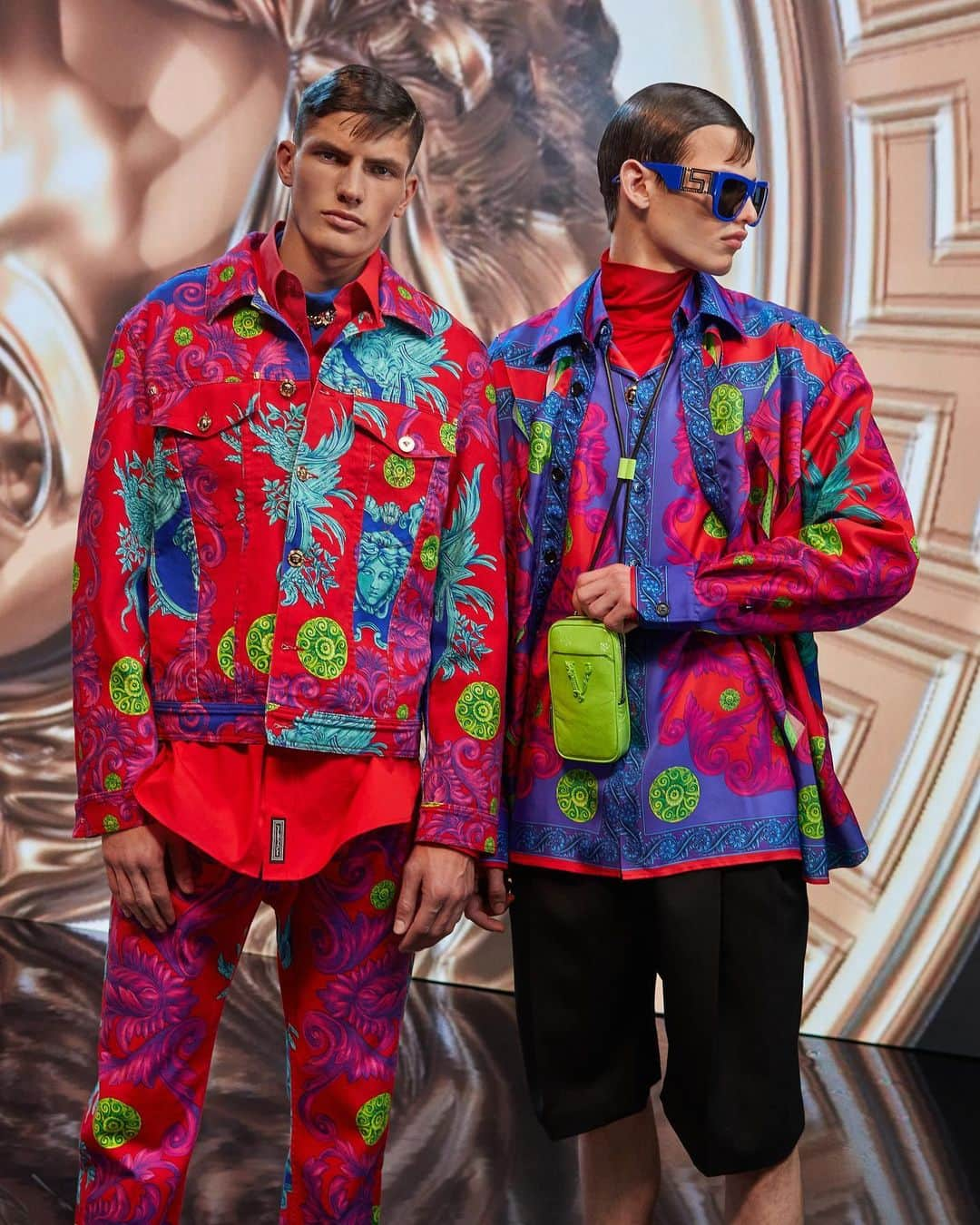 ジャンニヴェルサーチさんのインスタグラム写真 - (ジャンニヴェルサーチInstagram)「Archive menswear prints are featured on denim separates and silk shirts in the #VersaceFW20 Collection. Discover all the looks through the link in bio. #MFW _ Photography: @gregswalesart」2月24日 2時05分 - versace