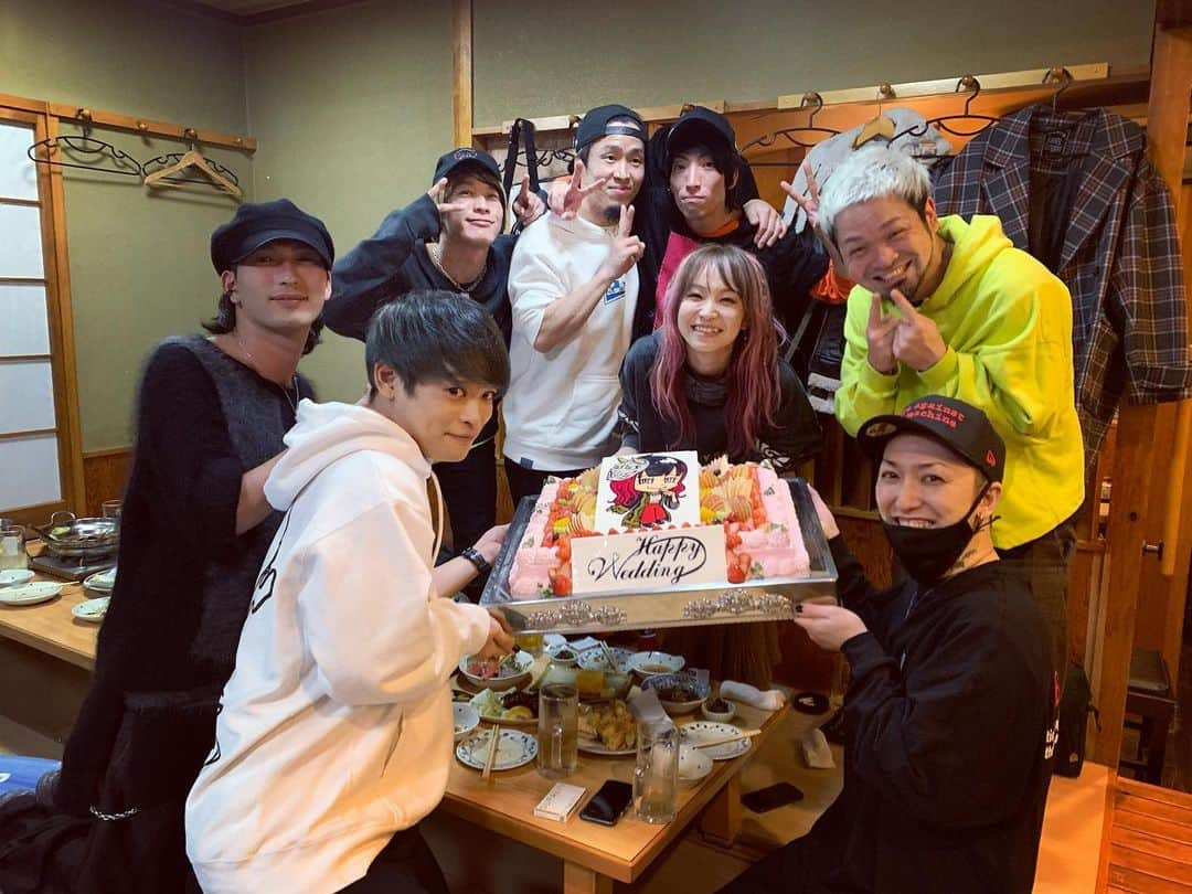 LiSAさんのインスタグラム写真 - (LiSAInstagram)「2020/2/23  今日は大切な対バンに混ぜてもらって、沢山お祝いもしていただきました。  2007年にSiMに出会ってから、今日改めてMAHさんと答え合わせしながら、あの頃を思い出しました。もう12年も前のことだったんだねぇ。21歳のMAHさんは、天使寄りのデビルだったけど、今もデビルの天使。12年変わらず尊敬する大好きな先輩であり兄です。 色んな選択をしながら、SiMをやり続けてくれてありがとうございます。今日LiSAをTHE EYEWALL NiGHTに選んでくれてありがとうございました。 大好きな人達の大切な人たちと遊ばせてもらえるって本当に幸せ。 SiMのみんなありがとうございましたっ！お疲れ様でしたっ！ オーラルのみんなもいつも本当にありがとうーーー！ お疲れ様でしたっ\( ¨̮ )/ #デザインケーキでお祝いしてもらった😭  #TEWN2020 #LiSA #オーラル #SiM」2月24日 2時05分 - xlisa_olivex