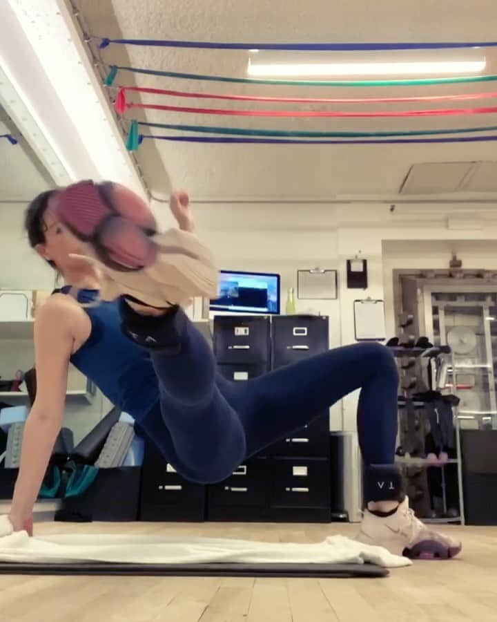ヒラリー・ローダのインスタグラム：「Sunday sweat 💦💦」