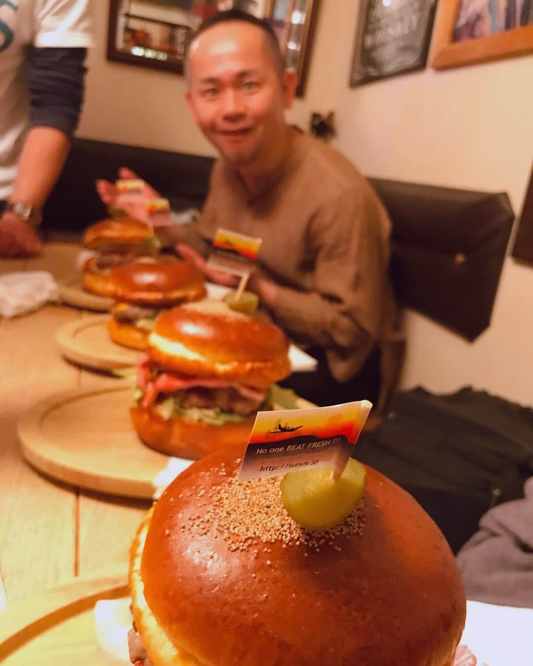 谷口崇さんのインスタグラム写真 - (谷口崇Instagram)「ハンバーガーの写真あげるの忘れた笑。変顔よりこっちだった。  #ハンバーガー縦列 #俺はテキサスバーガー #谷口トリオ崇で来たいなあ」2月24日 2時24分 - sweetbabytt
