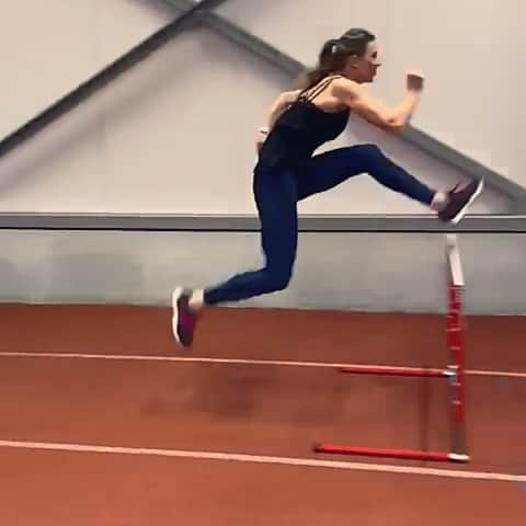 Paulien COUCKUYTのインスタグラム：「And again, it's time for a (big) dance💃: the preparation on the hurdles has started! 🙌🏻🤩 ... And it feels great! #hurdles#littlestepsintherightdirection #athletics #biggoalscomingup #letsdoit  @gritsportsclinic」