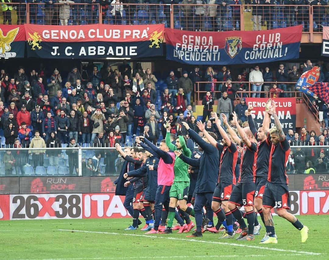 ステファノ・ストゥラーロのインスタグラム：「Nonostante la sconfitta, vedere tutto lo stadio in piedi mi ha fatto venire i brividi e mi ha reso ancora più orgoglioso di indossare questa maglia e di essere vostro compagno. La strada è quella giusta!  Forza Grifone 🔴🔵💪🏻 @genoacfcoffial @seriea」