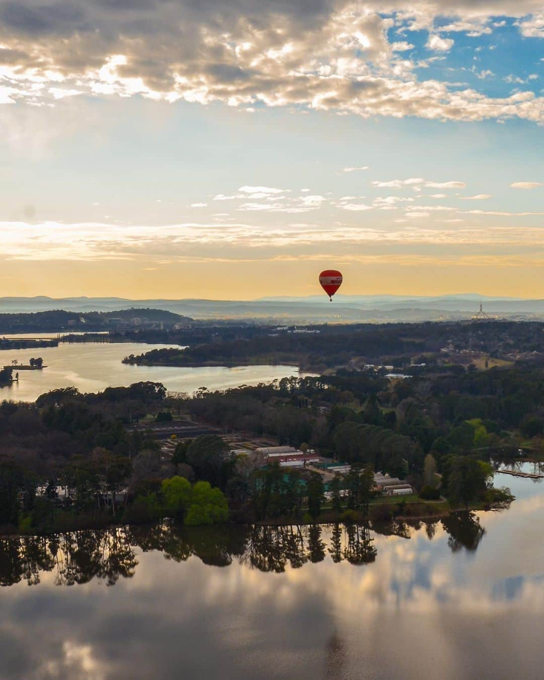 Australiaさんのインスタグラム写真 - (AustraliaInstagram)「Start your week on a high note in @visitcanberra.🎈 @fran_t enjoyed this mesmerising view of #Australia's capital city and got really excited for all the upcoming festivities around town! If you want to take a #HolidayHereThisYear, March is one of the best times to do it - As @enlighten_canberra festival (28 Feb - 15 March) brings live music, exclusive exhibitions and fun events like @balloonaloftcanberra's #CanberraBalloonSpectacular to the city. Our tip: Stay a few nights to enjoy the illuminations on iconic buildings and check out all the after-hour events at @questacon and @nfsaonline.  #seeaustralia #visitcanberra #viewfromabove #canberra #travel」2月24日 3時00分 - australia