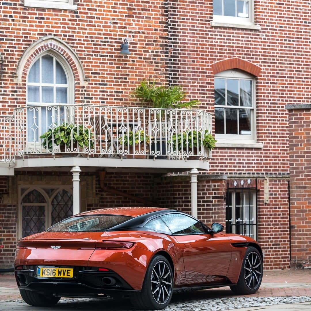 アストンマーチンさんのインスタグラム写真 - (アストンマーチンInstagram)「A work of art in its own right.  The very nature of DB11 is to sit proud wherever it is around the world.  #DB11 #AstonMartin #BeautifulIsANumber」2月24日 3時00分 - astonmartin