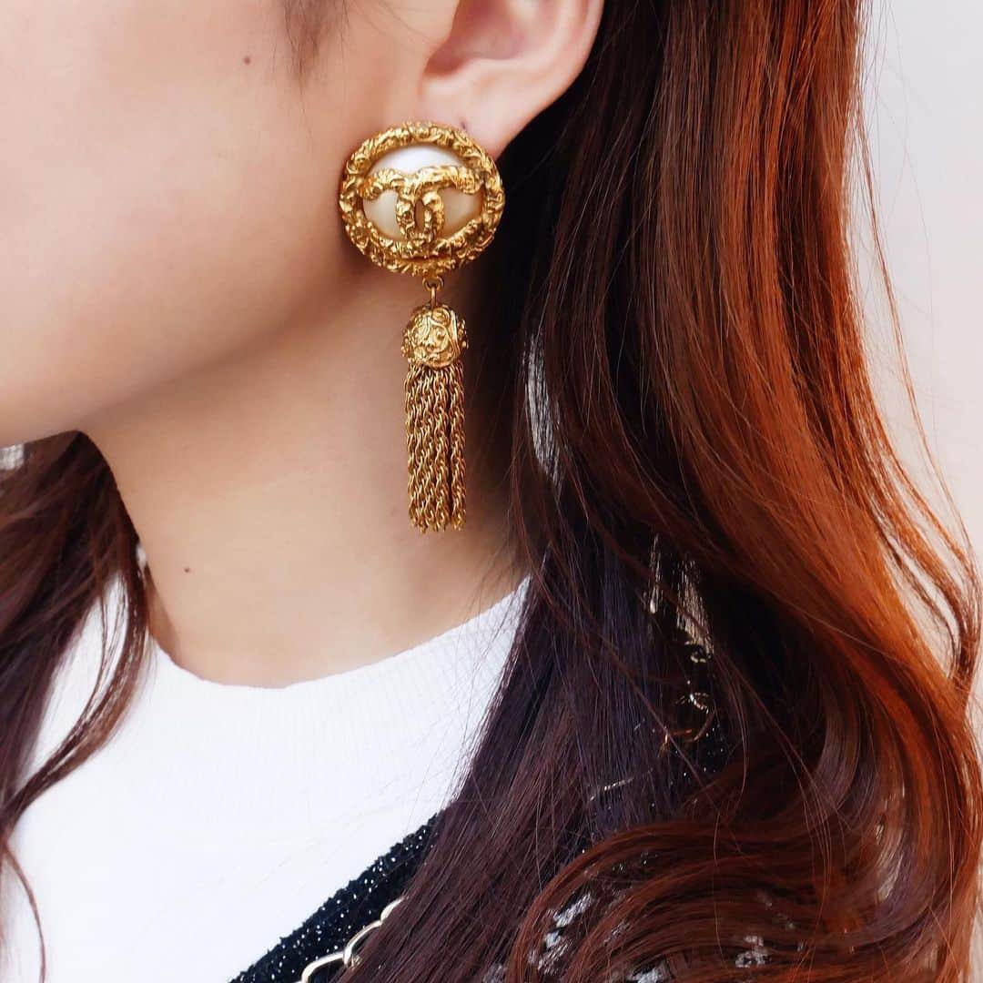 Vintage Brand Boutique AMOREさんのインスタグラム写真 - (Vintage Brand Boutique AMOREInstagram)「Vintage Chanel fringe earrings ▶︎Free Shipping Worldwide✈️ ≫≫≫ DM for more information 📩 info@amorevintagetokyo.com #AMOREvintage #AMORETOKYO #tokyo #Omotesando #Aoyama #harajuku #vintage #vintageshop #ヴィンテージ #ヴィンテージショップ #アモーレ #アモーレトーキョー #表参道 #青山 #原宿#東京 #chanel #chanelvintage #vintagechanel #ヴィンテージ #シャネル #ヴィンテージシャネル」2月24日 14時05分 - amore_tokyo