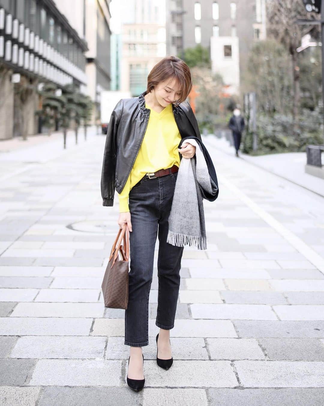 のインスタグラム：「. 普段は圧倒的にパンツスタイル派👟✨ 去年初めてハイウエストデニム買ったんだけど、 一度履いたらやめられないね🤭 脚長効果でスタイルよく見えるのと、 なんといっても、おなかの守られてる感💁🏻‍♀️← お腹冷えやすいから、安心感あって好き✊🏽 ・ ・ Jacket ▶︎ @indivi.official Knit ▶︎ @nolleys_official Bottoms ▶︎ @journalstandard.jp Shoes ▶︎ @gianvitorossi ・ ・ #春コーデ #ootd #差し色コーデ #30代ファッション #大人カジュアル #大人かわいいコーデ #オフィスコーデ #デニムコーデ #ブラックコーデ #おしゃれさんとつながりたい #ファッション好きと繋がりたい」